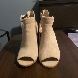 Size 9.5 beige suede sole society ankle boots